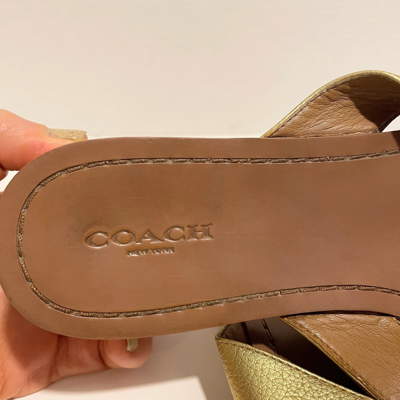 Coach Shelly Metallic Gold Leather Turnlock Flip Flops Thong Sandals Shoes 8.5