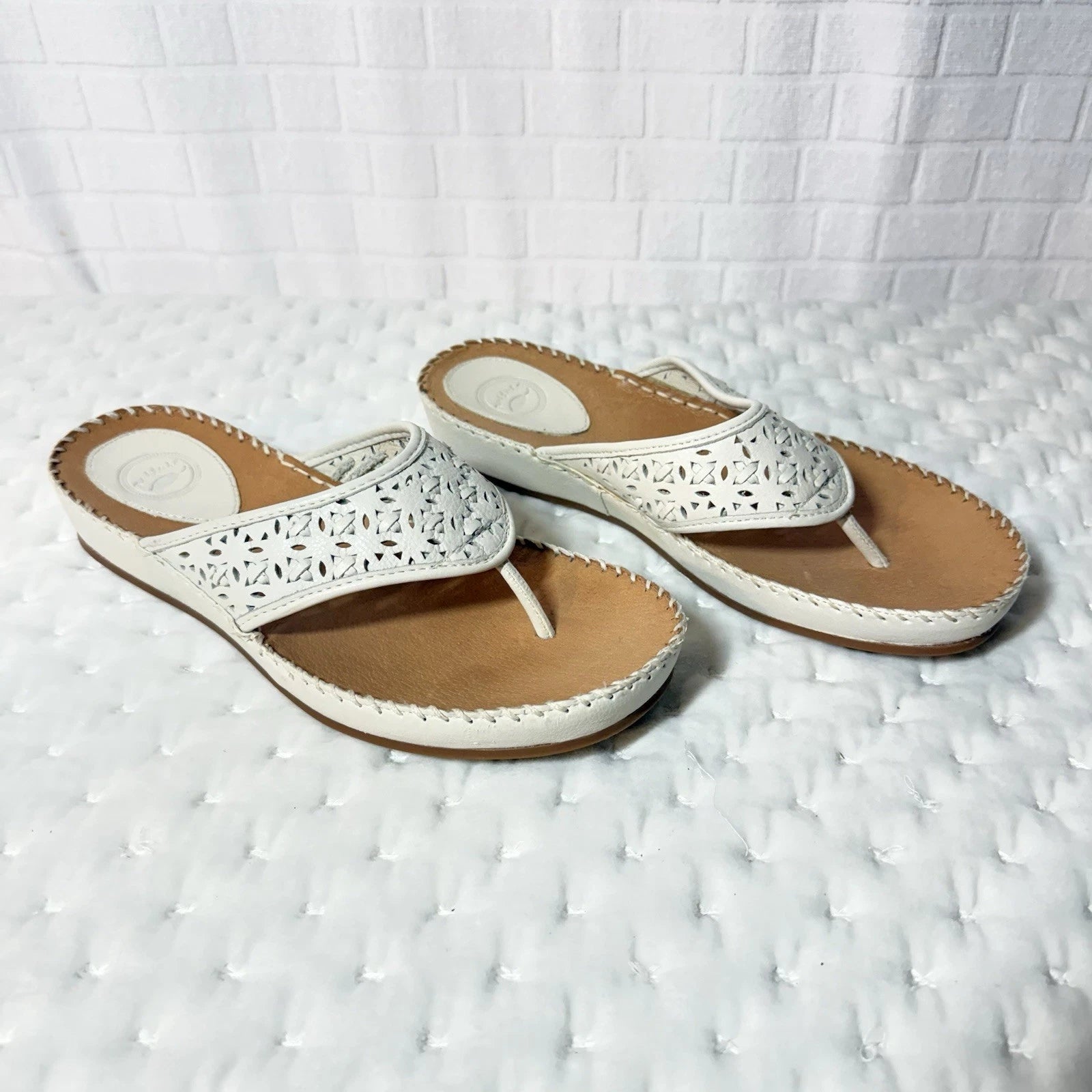 Nurture Shoes Womens Size 7.5 Sandals  Thongs Off  White Leather Cushion Comfort