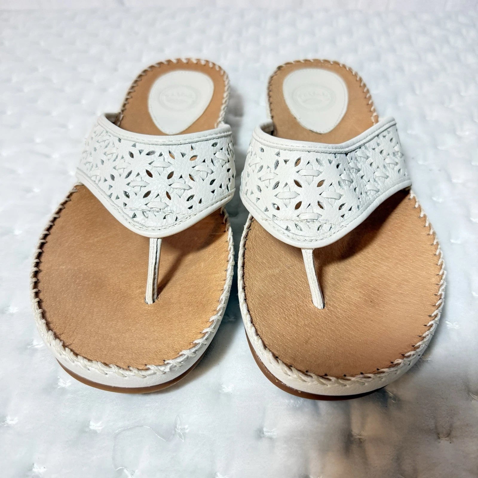 Nurture Shoes Womens Size 7.5 Sandals  Thongs Off  White Leather Cushion Comfort
