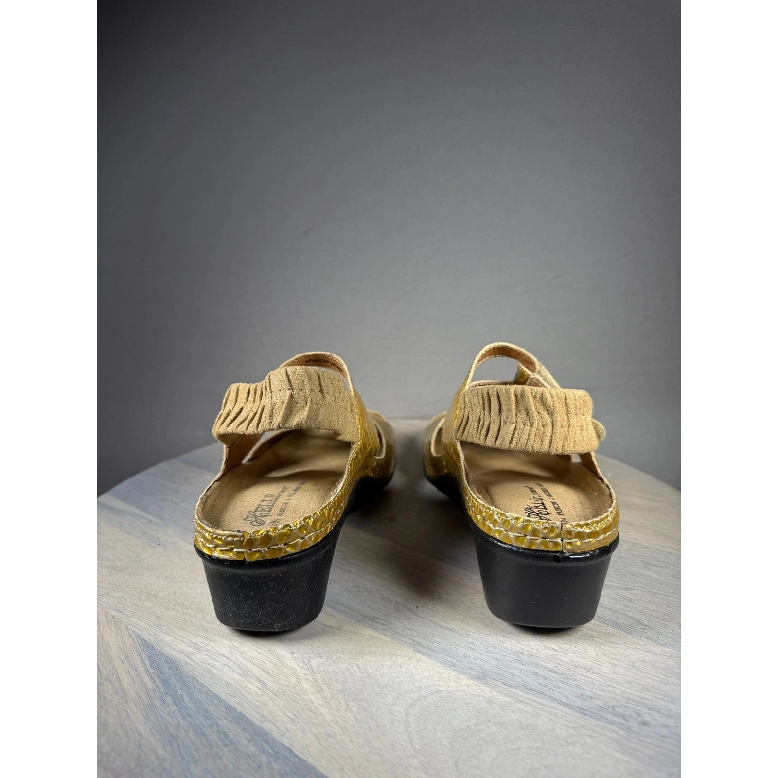 AELLE Comfort Women’s Yellow Croc Print Sandals Straps Bold Style Size 8.5