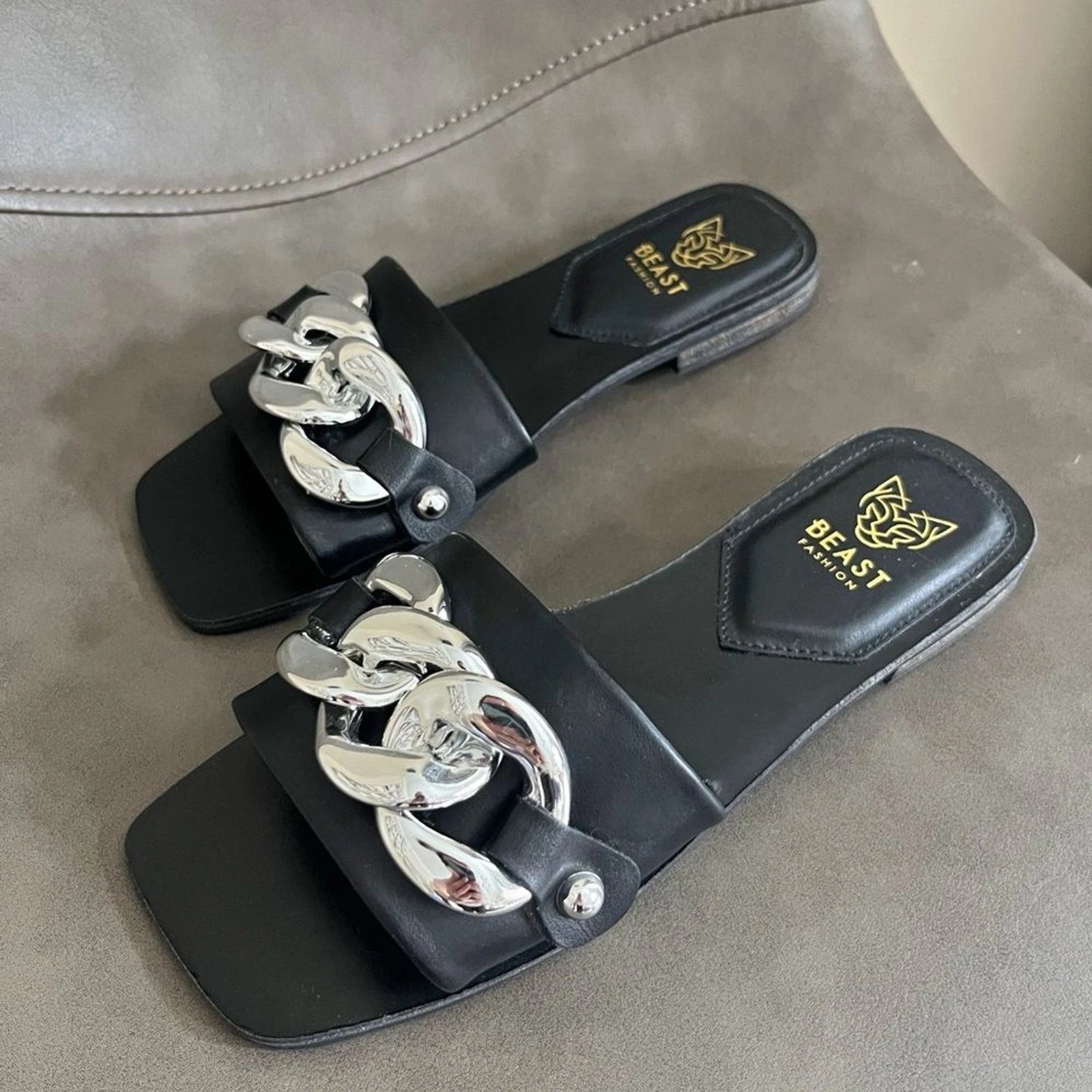 Beast Fashion minimalist buckle black slide sandals size 6.5