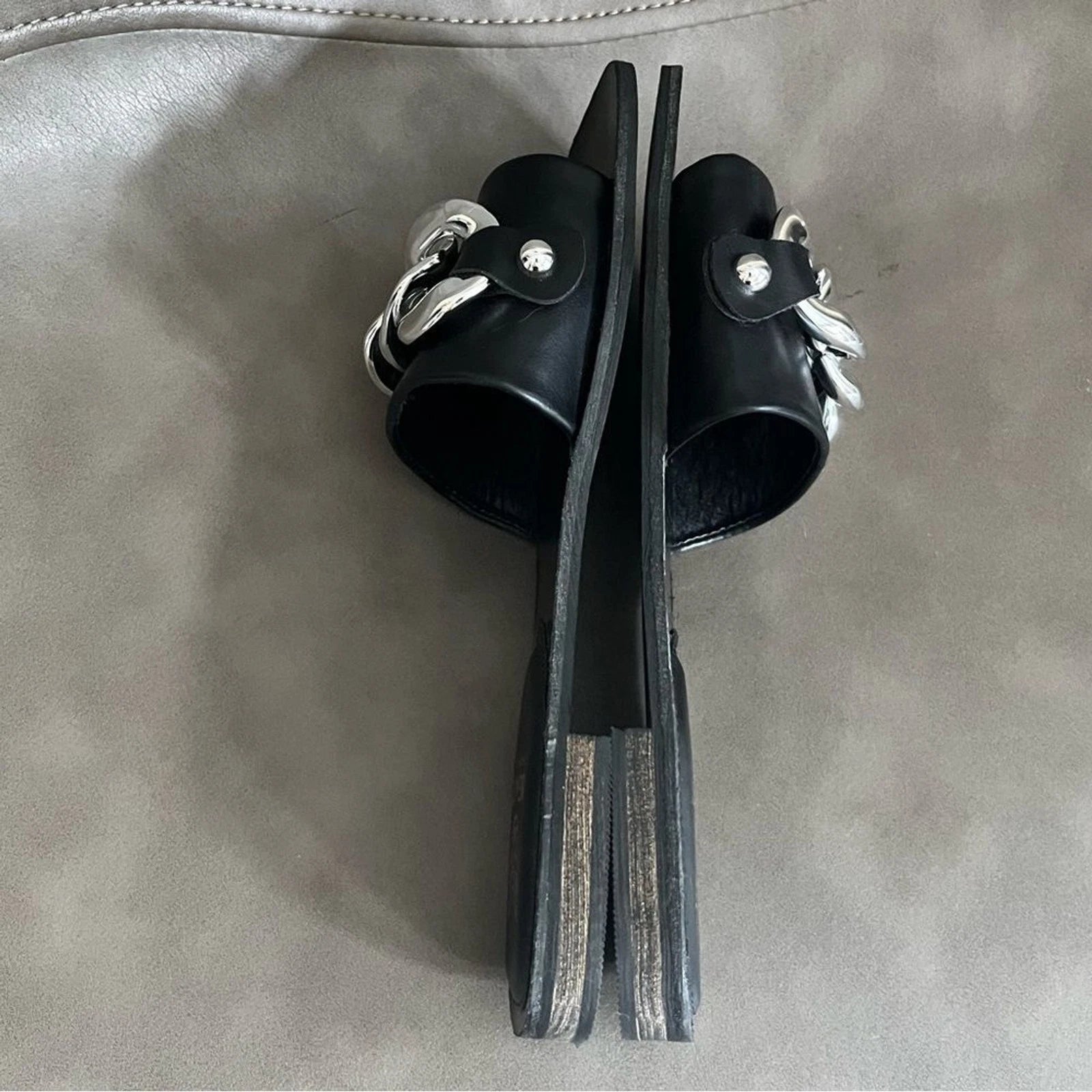 Beast Fashion minimalist buckle black slide sandals size 6.5