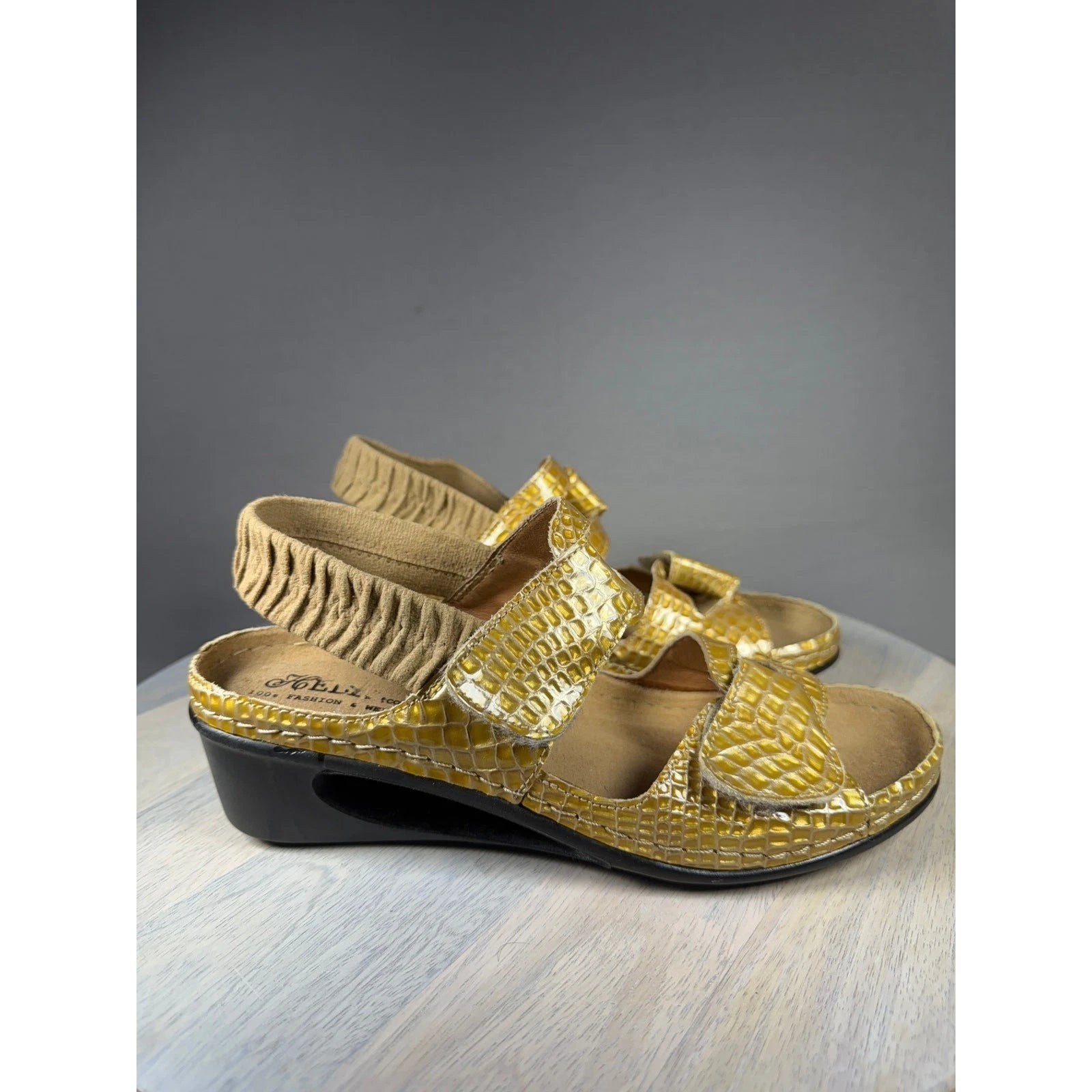 AELLE Comfort Women’s Yellow Croc Print Sandals Straps Bold Style Size 8.5