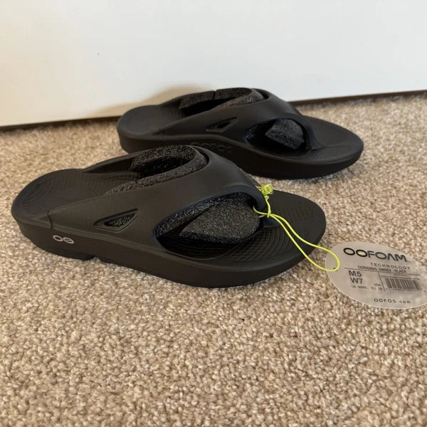 OOFOS Unisex Original Sandal Style #1000, Black, Size M5, W7, New In Bag