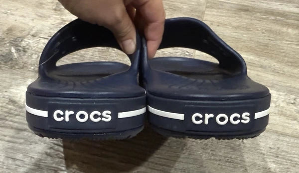 NEW CROCS WOMEN 7 CROCBAND III SLIDE. NAVY / WHITE. STYLE 205733