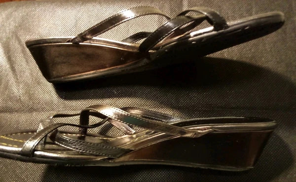 Donald Pliner - NWT & Dust Bag, Size 7, Strapy Sandals W/ Wedge Style Heel, Slip