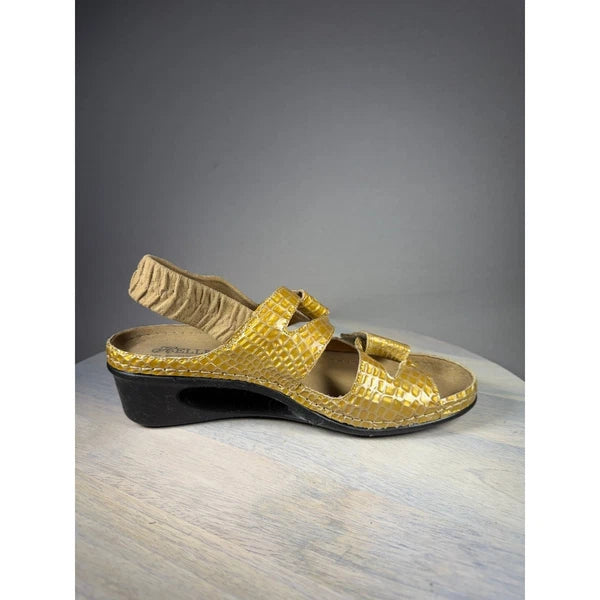 AELLE Comfort Women’s Yellow Croc Print Sandals Straps Bold Style Size 8.5