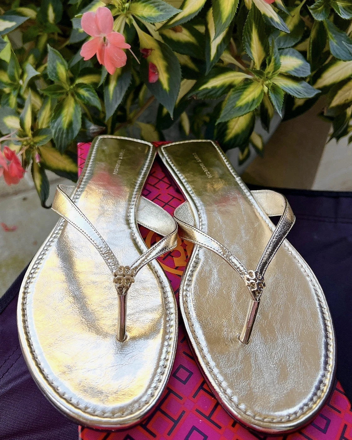 TORY BURCH CLASSIC FLIP FLOP CRINKLE METALLIC LEATHER SPARK GOLD SZ US 10 NIB