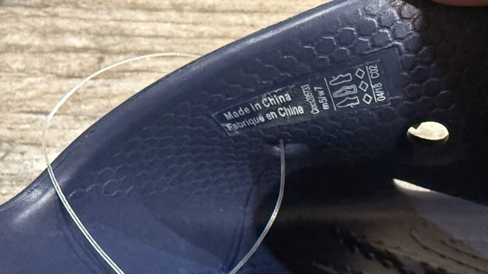 NEW CROCS WOMEN 7 CROCBAND III SLIDE. NAVY / WHITE. STYLE 205733