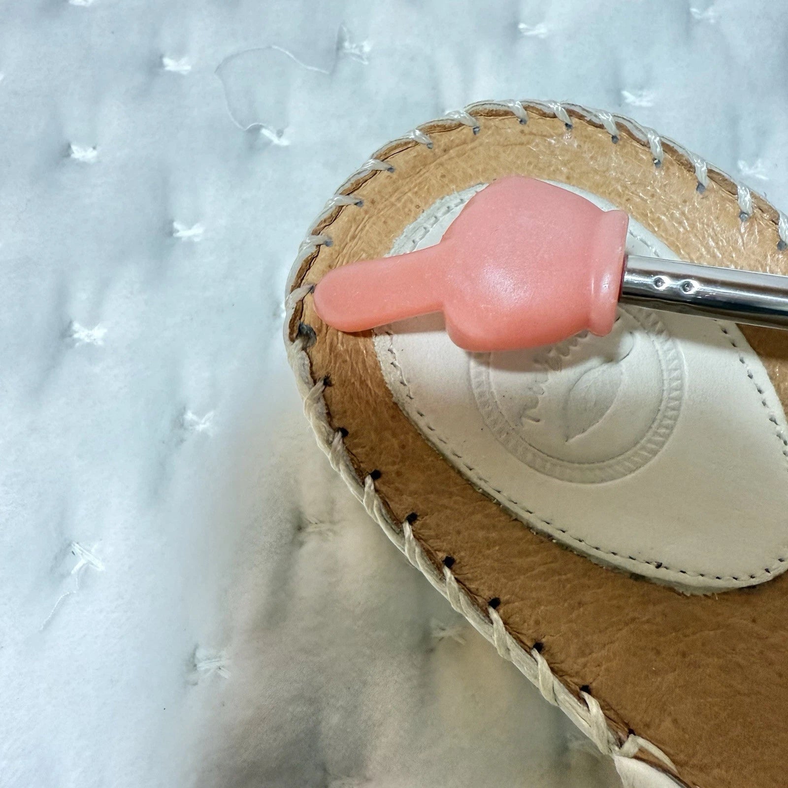 Nurture Shoes Womens Size 7.5 Sandals  Thongs Off  White Leather Cushion Comfort