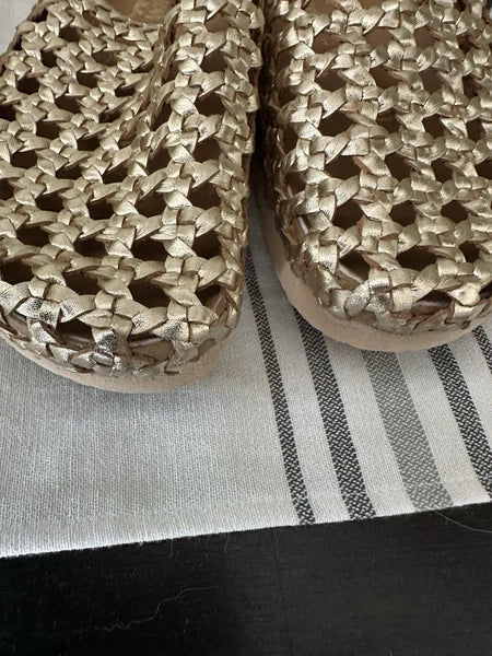 ⭐️⭐️ NEW Macarena Huarache Gold leather Woven Sandals Slides sz 5 NWOB style 004