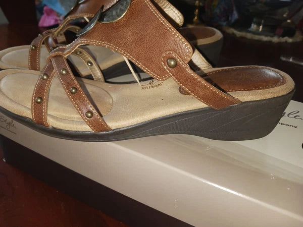Soft Style Lt. Brown Slide Sandals With Metal Details 1" heel Sz 9.5 New In Box