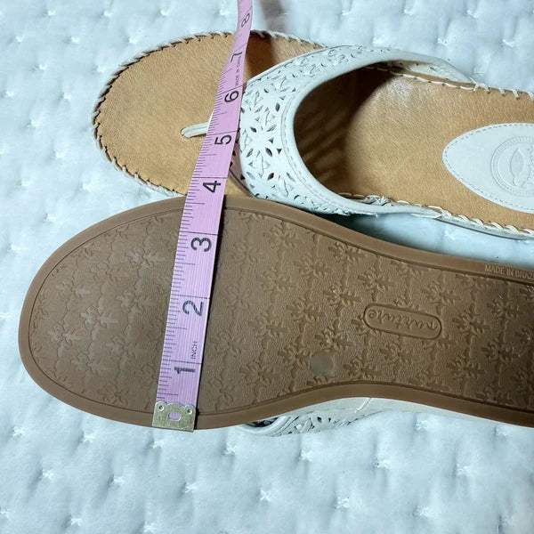 Nurture Shoes Womens Size 7.5 Sandals  Thongs Off  White Leather Cushion Comfort