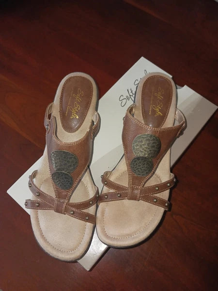 Soft Style Lt. Brown Slide Sandals With Metal Details 1" heel Sz 9.5 New In Box